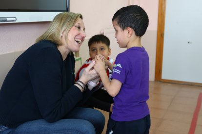 la Vicepresidenta y consejera de Familia e Igualdad de Oportunidades, Isabel Blanco, durante su visita a los participantes en el programa Conciliamos en el Ceip Nuestra Señora de la Asunción de Salamanca.