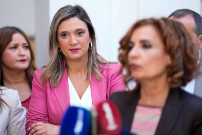 La portavoz parlamentaria del PSOE-A, María Márquez, observa a la secretaria general del PSOE-A, María Jesús Montero.