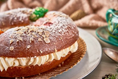 El roscón de Reyes relleno de nata es una de las versiones más populares del dulce tradicional del 6 de enero.