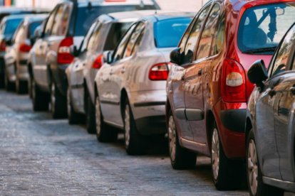 Coches aparcados en la ciudad