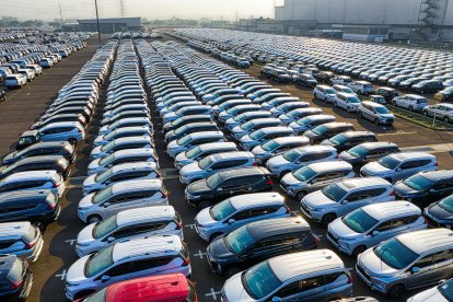 Coches esperando en una campa para su venta