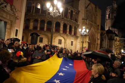 Concentración de venezolanos en Valencia en la Plaza de la Virgen tras la caída de MaduroConcentración de venezolanos en Valencia en la Plaza de la Virgen tras la caída de Maduro
