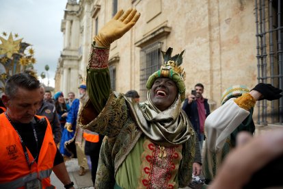 El presidente de la Junta de Andalucía, Juanma Moreno, encarna al Rey Baltasar en la Cabalgata de Reyes Magos de Sevilla.