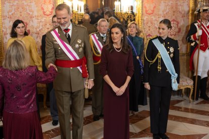 El Rey Felipe VI, la Reina Letizia y la Princesa Leonor, durante la Pascua Militar, en el Palacio Real, a 6 de enero de 2025, en Madrid (España). La Pascua Militar es una ceremonia que celebra la recuperación de la localidad menorquina de Mahón el 6 de enero de 1782, que se encontraba en poder de los ingleses, durante la cual se realiza un balance de las vicisitudes del año anterior y se marcan las líneas de acción que se desarrollarán en el siguiente. Durante el acto, se rinden honores mediante el himno nacional y una salva de 21 cañonazos, y el Rey Felipe VI pasa revista. Posteriormente, se realiza la imposición de condecoraciones militares a aquellos civiles y miembros de las Fuerzas Armadas que se han hecho acreedores de ellas durante el año vencido.

Alejandro Martínez Vélez / Europa Press
06/1/2025