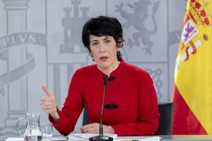 (Foto de ARCHIVO)
La ministra de Seguridad Social, Inclusión y Migraciones y nueva portavoz del Gobierno, Elma Saiz, durante una rueda de prensa posterior al Consejo de Ministros, en el Palacio de la Moncloa, a 23 de diciembre de 2025, en Madrid (España).  El Gobierno ha aprobado en el último Consejo de Ministros del año 2025 el nuevo abono transporte único para todo el territorio español, además de prorrogar los descuentos al transporte público. Además el Ejecutivo ha aprobado los criterios para la prórroga de los Presupuestos de 2023.

Alberto Ortega / Europa Press
23 DICIEMBRE 2025;GOBIERNO;ABONO;TRANSPORTE;ESTATAL
23/12/2025