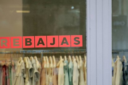 Escaparates como este ya muestran el cartel de “Rebajas” en Madrid, anticipando el inicio oficial del periodo de descuentos de invierno 2026.