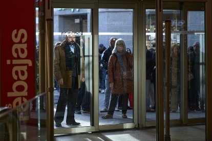 Clientes en una tienda durante el primer día de rebajas de invierno.