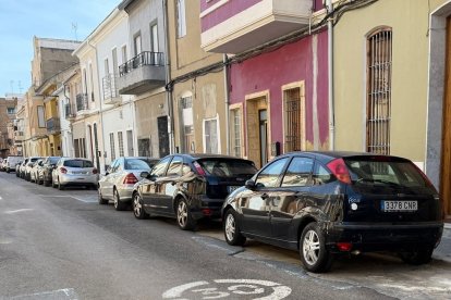 Vehículos estacionados en la calle Colón de Alfafar.