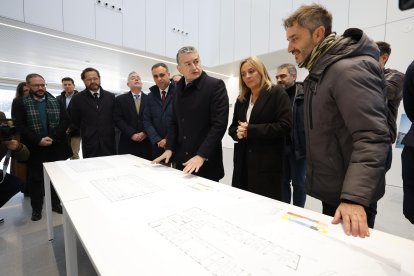 El consejero de Sanidad, Presidencia y Emergencias, Antonio Sanz, y la alcaldesa de Granada, Marifrán Carazo.