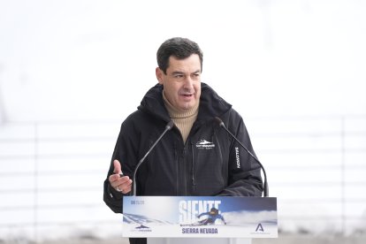 El presidente de la Junta de Andalucía, Juanma Moreno, durante la atención a los medios en Sierra Nevada.
