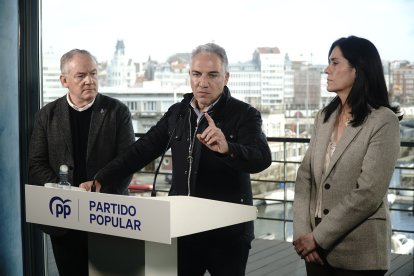 El vicesecretario de Política Autonómica, Local y Análisis Electoral, Elías Bendodo, junto con la secretaria general del PP de Galicia, Paula Prado