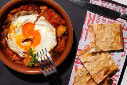 El pisto manchego, acompañado de huevo frito y pan con aceite, es la conserva emocional que José Andrés rescata para dar sabor y sentido al excedente de verduras del verano