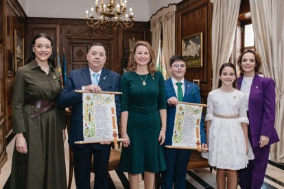 La alcaldesa de Castellón, Begoña Carrasco, con los pregoneros de la Magdalena 2025