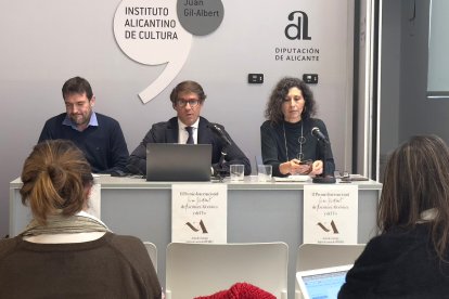 El diputado de Cultura, Juan de Dios Navarro, dio a conocer el premio.
