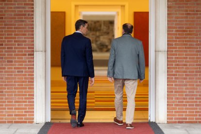 El presidente del Gobierno, Pedro Sánchez, recibe al presidente de ERC, Oriol Junqueras, en el Palacio de la Moncloa.