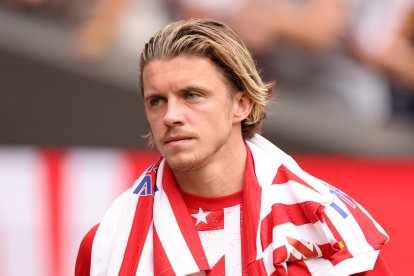 MADRID, SPAIN - SEPTEMBER 27: Conor Gallagher of Atletico de Madrid looks on prior to the LaLiga EA Sports match between Atletico de Madrid and Real Madrid CF at Riyadh Air Metropolitano on September 27, 2025 in Madrid, Spain. (Photo by Florencia Tan Jun/Getty Images)