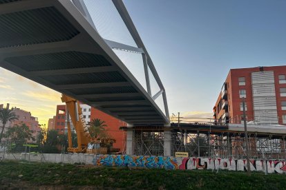 Trabajos de instalación de la pasarela peatonal.