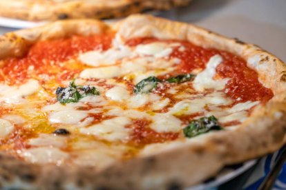 Con su piedra refractaria a 400 °C, el horno eléctrico Ariete consigue pizzas napolitanas en casa con el sabor y la textura de una auténtica pizzería italiana.