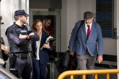 (Foto de ARCHIVO)
El exasesor ministerial Koldo García a su llegada al Tribunal Supremo, a 15 de octubre de 2025, en Madrid (España). Koldo acude a declarar en el marco de la causa en la que se le investiga por su presunta participación en una supuesta trama de cobro de comisiones a cambio de adjudicaciones públicas, el ‘caso Koldo’. El magistrado Leopoldo Puente le ha vuelto a citar a raíz de la información recabada en el último informe de la Unidad Central Operativa (UCO) de la Guardia Civil sobre la situación patrimonial del exministro José Luis Ábalos.

A. Pérez Meca / Europa Press
16/10/2025