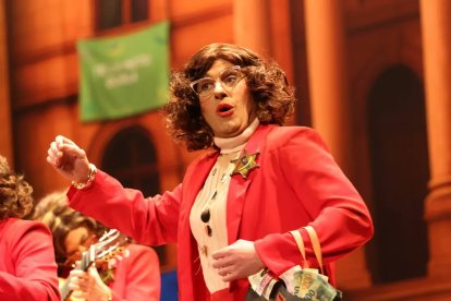 Uno de los componentes de la chirigota 'To ma mí' del Carnaval de Cádiz, caracterizado como la ministra María Jesús Montero.