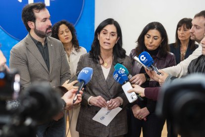 La secretaria xeral del PPdeG, Paula Prado, junto a la presidenta provincial del PP de Lugo, Elena Candia, comparece ante los medios

REMITIDA / HANDOUT por ÍÑIGO ROLÁN
Fotografía remitida a medios de comunicación exclusivamente para ilustrar la noticia a la que hace referencia la imagen, y citando la procedencia de la imagen en la firma
13/1/2026