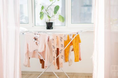 La clave está en cómo tiendes: estirar bien la ropa en un buen tendedero puede ahorrarte horas de plancha.