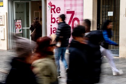 Imagen de comercios de la capital hispalense anunciando sus Rebajas de Invierno.
Eduardo Briones / Europa Press
07/1/2026