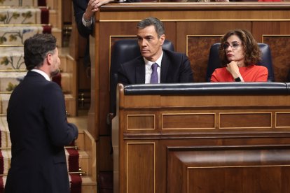 El portavoz de ERC en el Congreso, Gabriel Rufián, pasa por delante del presidente del Gobierno, Pedro Sánchez, y ministra de Hacienda, María Jesús Montero, en el Congreso.