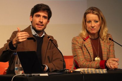 El concejal de Emergencias de Valencia, Juan Carlos Caballero, junto a la alcaldesa de Xirivella, Paqui Bartual.