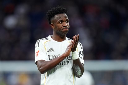 MADRID, SPAIN - JANUARY 17: Vinicius Junior of Real Madrid applauds the fans after victory in the LaLiga EA Sports match between Real Madrid CF and Levante UD at Estadio Santiago Bernabeu on January 17, 2026 in Madrid, Spain. (Photo by Angel Martinez/Getty Images)