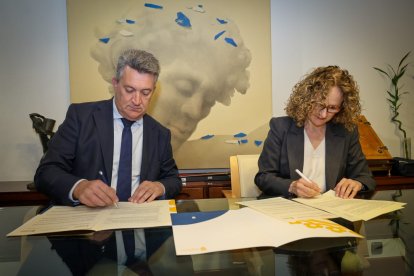 El conseller Martínez Mus firma el protocolo con la alcaldesa de Torrent, Amparo Folgado.