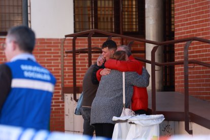 Imagen de familiares de víctimas en el siniestro ferroviario de Adamuz (Córdoba) accediendo al punto de información habilitado en el Centro Cívico Poniente Sur