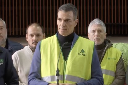Pedro Sánchez, Juanma Moreno y el resto de autoridades en el lugar del accidente de Adamuz