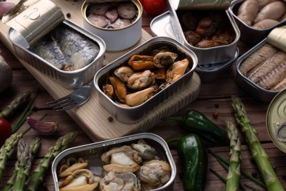 Selección de conservas premium con mejillones, sardinas, vieiras y calamares, un festín marino listo para abrir y disfrutar.