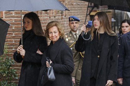 Doña Sofía junto a Leonor y Sofía, en la catedral Ortodoxa Griega de San Andrés y San Demetrio.