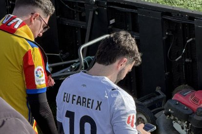 Un aficionado del Valencia CF con una camiseta que se ha viralizado en redes sociales