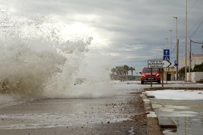 Fuerte oleaje provocado por la borrasca Harry en la playa de Almassora.