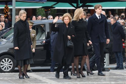 La Emérita y las Infantas Elena y Cristina, en el funeral de la Princesa Irene.