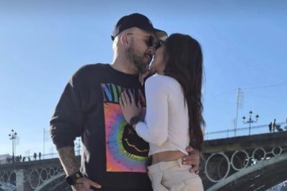 Kiko Rivera y Lola García, inseparables, hacen vida de pareja en Sevilla.

"El amor viene cuando viene. Yo no buscaba nada y apareció. Y cuando aparece y es real, por qué dejar pasar ese tren. Es una persona maravillosa y me complementa al 100%. Es súper amable, súper cariñosa, se lleva muy bien con mis hijos que es muy importante... estoy muy feliz, ha sido un flechazo". Con estas palabras Kiko Rivera confesaba, durante los Army Awards celebrados en Madrid este fin de semana que está enamoradísimo de su novia, Lola García, tras hacer pública su relación el pasado 30 de diciembre.

EUROPA ESPAÑA SOCIEDAD
INSTAGRAM KIKO RIVERA