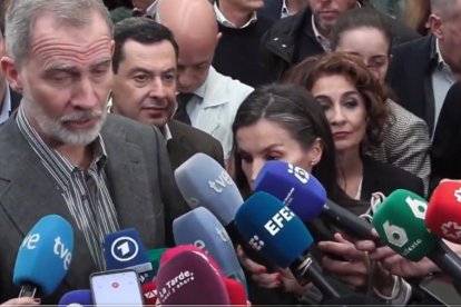 La vicepresidenta del Gobierno, María Jesús Montero, junto a los Reyes en Adamuz, Córdoba.
