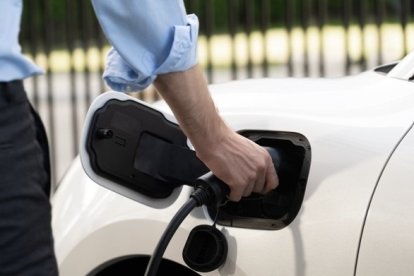 Usuario cargando su vehículo eléctrico en un punto que sí funciona. 
REMITIDA / HANDOUT por AGCM
19/12/2025