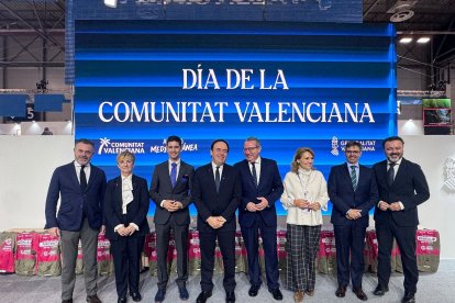 En la imagen, el presidente de HOSBEC,Fede Fuster, junto al President, Juanfran Pérez Llorca y el presidente de la Diputación de Alicante, Toni Pérez.