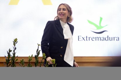 La presidenta de la Junta de Extremadura, María Guardiola, durante el Acto Institucional de Extremadura en FITUR 2026