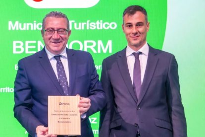 Momento en que el alcalde de Benidorm, Toni Pérez, recibe el reconocimiento.