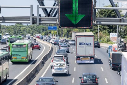 Imagen del carril BUS-VAO con autobuses y vehículos compartidos circulando durante una hora punta en Madrid.