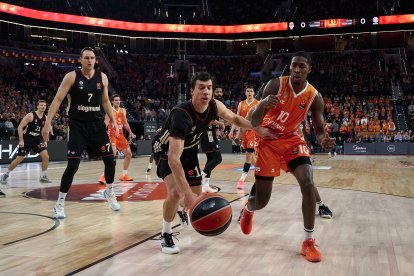 Omari Moore disputa un balo con el ex del Valencia Vladimir Lucic.