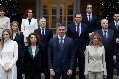 (Foto de ARCHIVO)
Los miembros del Gobierno posan, en el Palacio de la Moncloa, a 23 de diciembre de 2025, en Madrid (España). Tras la salida del Gobierno de Pilar Alegría para concurrir como candidata del PSOE a las elecciones autonómicas de Aragón el próximo 8 de febrero, Sánchez ha nombrado a la actual delegado del Gobierno en Castilla-La Mancha, Milagros Tolón, como nueva ministra de Educación, Formación Profesional y Deportes.

Eduardo Parra / Europa Press
23/12/2025