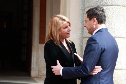 El presidente de la Junta de Andalucía, Juanma Moreno, es recibido por la alcaldesa de Huelva, Pilar Miranda.