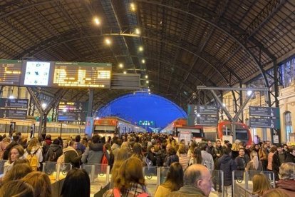 Viajeros en la Estación del Norte de Valencia

REMITIDA / HANDOUT por INDIGNATS AMB RENFE
Fotografía remitida a medios de comunicación exclusivamente para ilustrar la noticia a la que hace referencia la imagen, y citando la procedencia de la imagen en la firma
10/1/2020