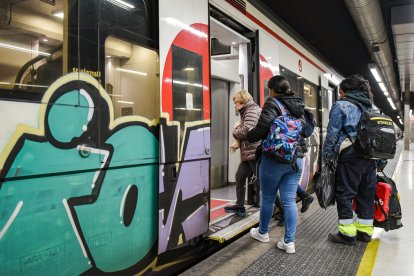 Viajeros cogen un tren de rodalies